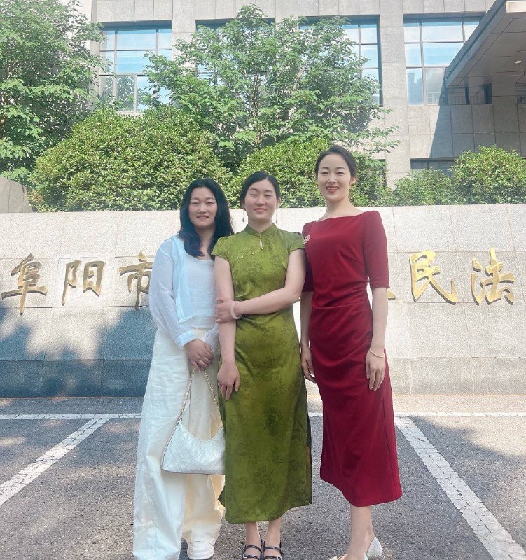 以尊严面对苦难——盛装出席旁听庭审的阜阳麦种教案的妻子们“今天，我们出席旁听庭审