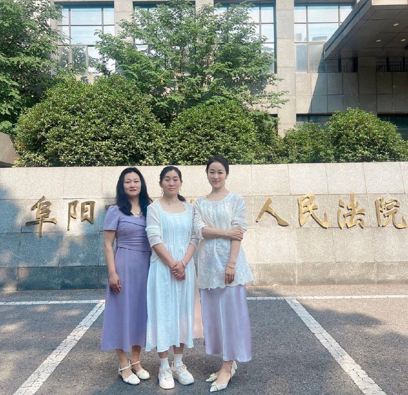 以尊严面对苦难——盛装出席旁听庭审的阜阳麦种教案的妻子们“今天，我们出席旁听庭审