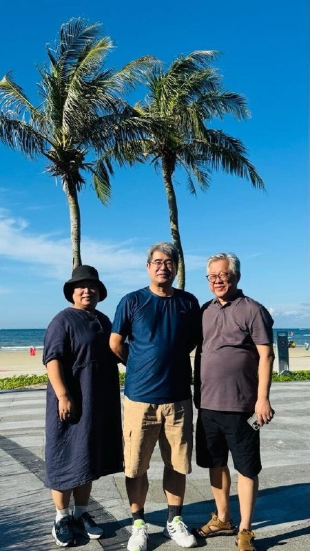 照片从左到右分别是：杨丽君师母（尹牧师太太），尹会彬牧师，金明日牧师