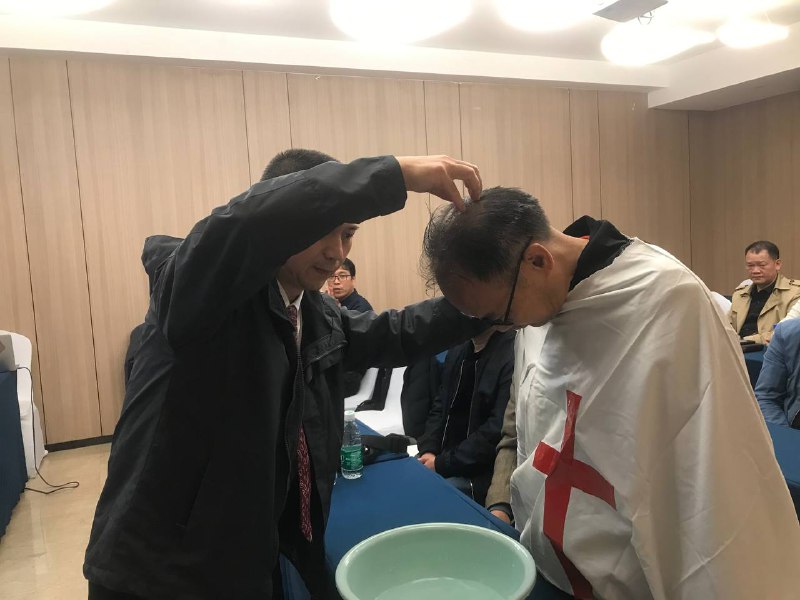 【秋雨圣约教会代祷信息更新】20231110  昨天上午（11月9日），李英强长老及同工们到四川达州好土地布道所探访弟兄姊妹，并举行洗礼和圣餐敬拜，聚会敬拜中遭遇多部门联合执法，共计十三名弟兄姊妹被带到派出所，直至深夜，戴志超传道和安彦魁传道等十一名弟兄姊妹均被释放