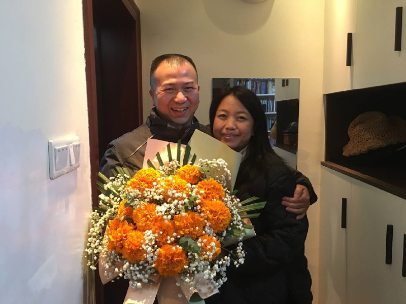 感谢主的恩典，在为信仰而被拘留十天后，英强长老刚才已经回到德阳家中，与家人及弟兄姊妹们相聚！感谢主的恩典，在为信仰而被拘留十天后，英强长老刚才已经回到德阳家中，与家人及弟兄姊妹们相聚！